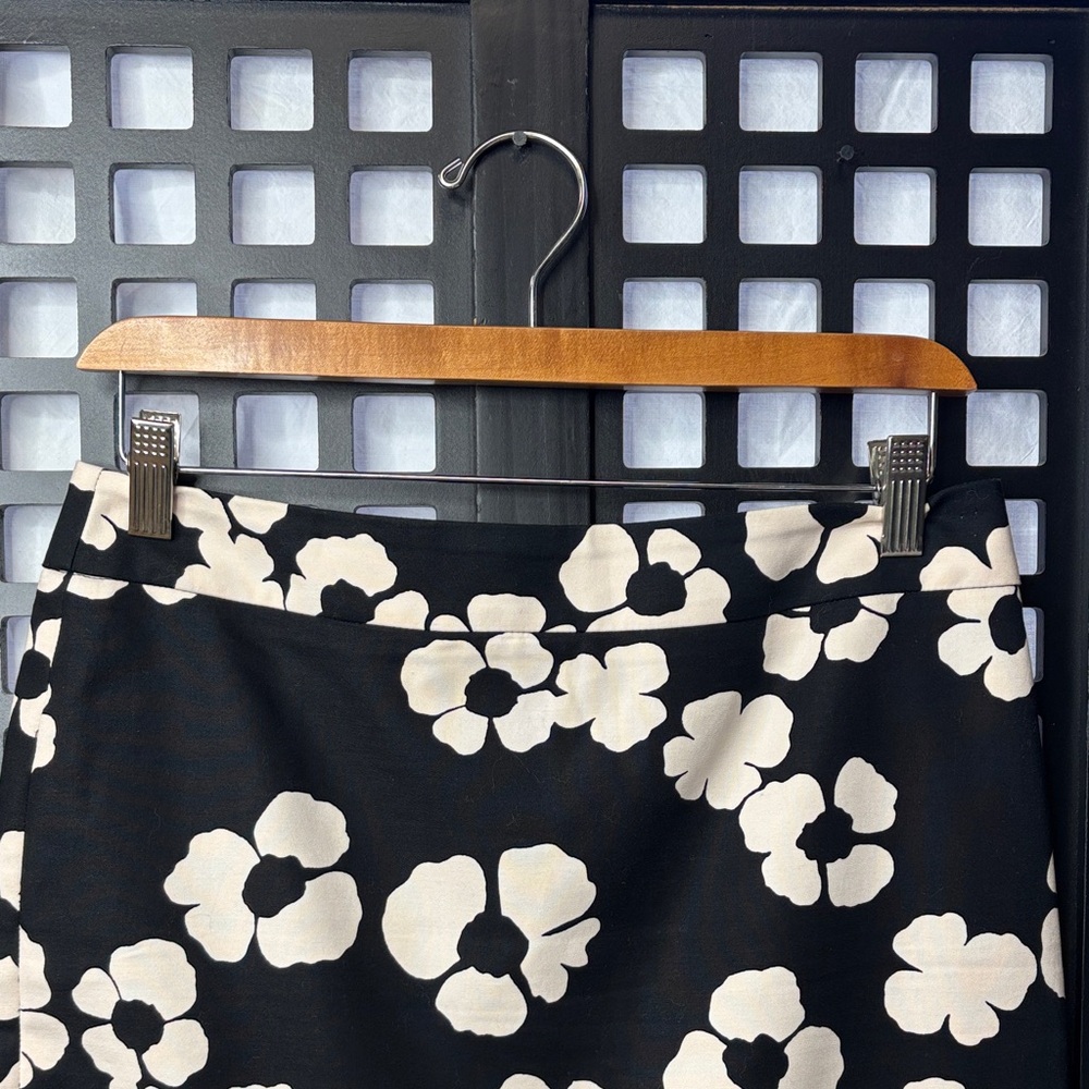 🖤 LOFT Black Cream Floral Midi Skirt Women’s Size 6, back zip with stretch🖤 - Picture 3 of 16